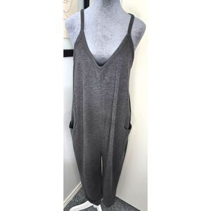 Sincerely Jules Gray Sleeveless V‑Neck Jumpsuit with Pockets – Size L